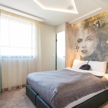 Хотел Aurora Hills