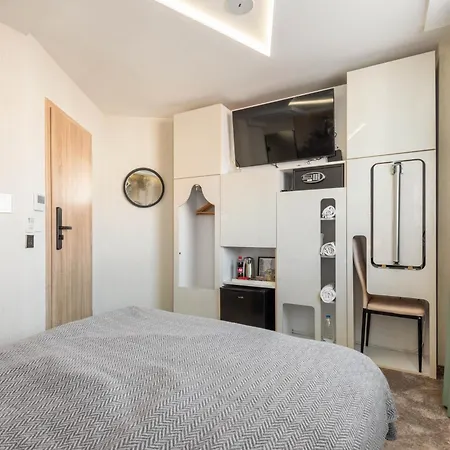 Aurora Hills Хотел 2*