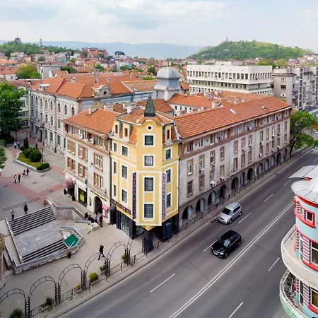 Aurora Hills Хотел