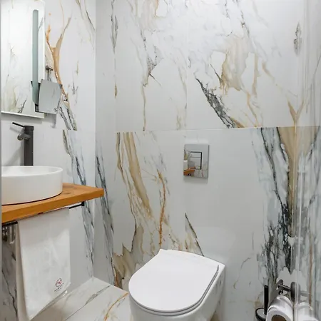 Aurora Hills Хотел 2*