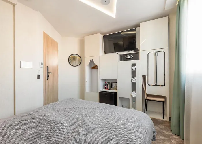 Aurora Hills Hotel 2*