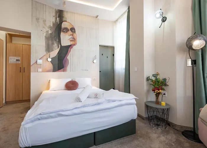 Hotel Aurora Hills 2*