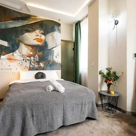 Hotel Aurora Hills 2*