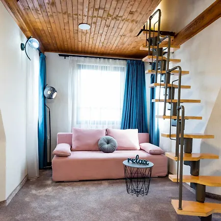 Aurora Hills فندق 2*