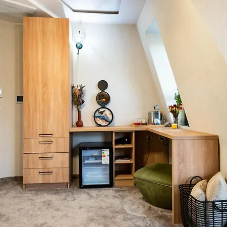 فندق Aurora Hills 2*