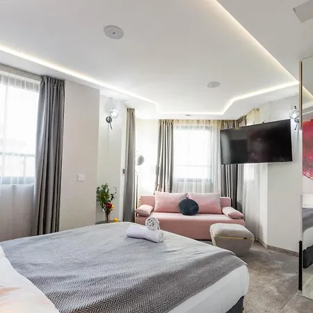 Aurora Hills فندق