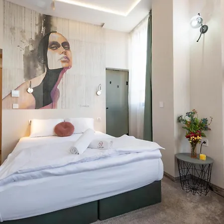 فندق Aurora Hills 2*