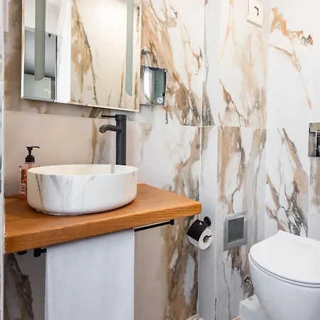 فندق Aurora Hills 2*